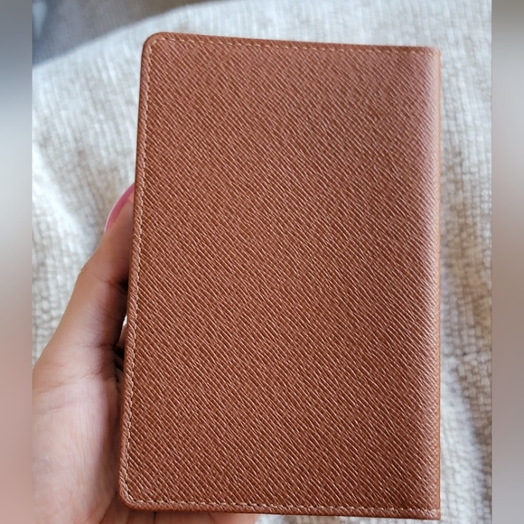 LV Louis Vuitton Taiga Leather ID Holder - Picture 4 of 11